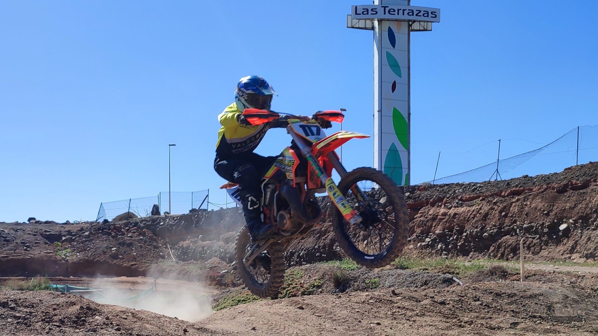 Roque saltando en su moto en pista de tierra