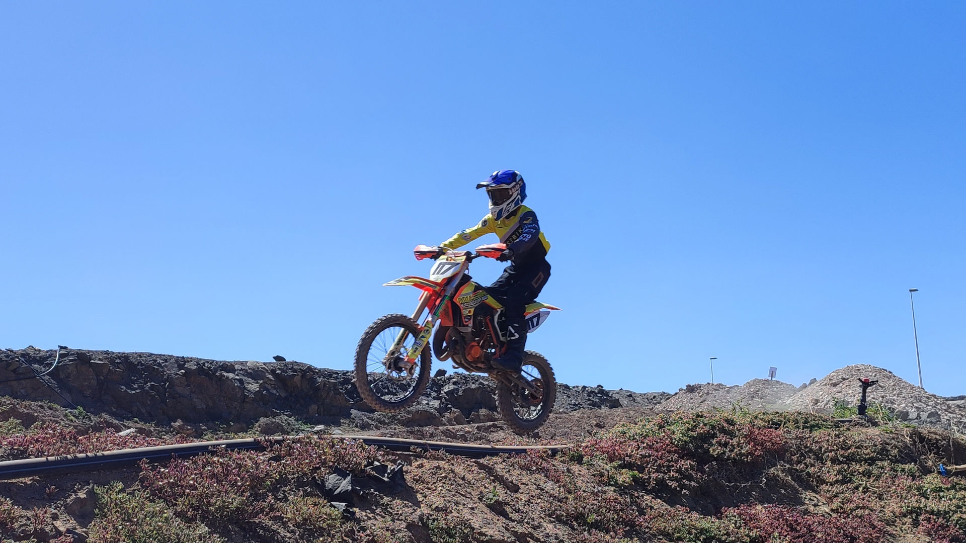 Roque saltando en su moto en pista de tierra