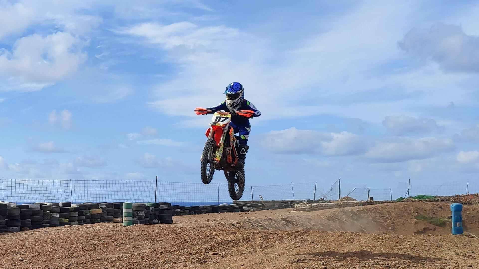 Roque saltando en su moto en pista de tierra