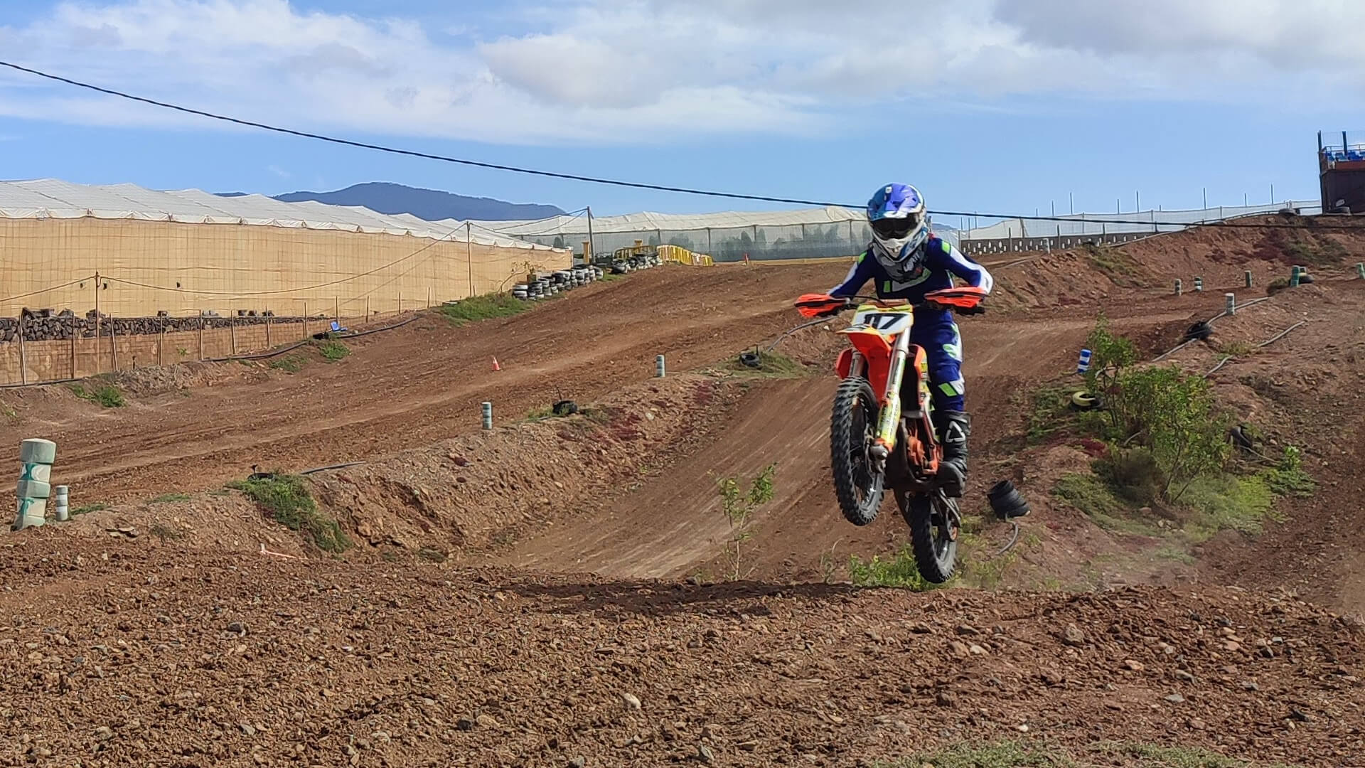 Roque saltando en su moto en pista de tierra
