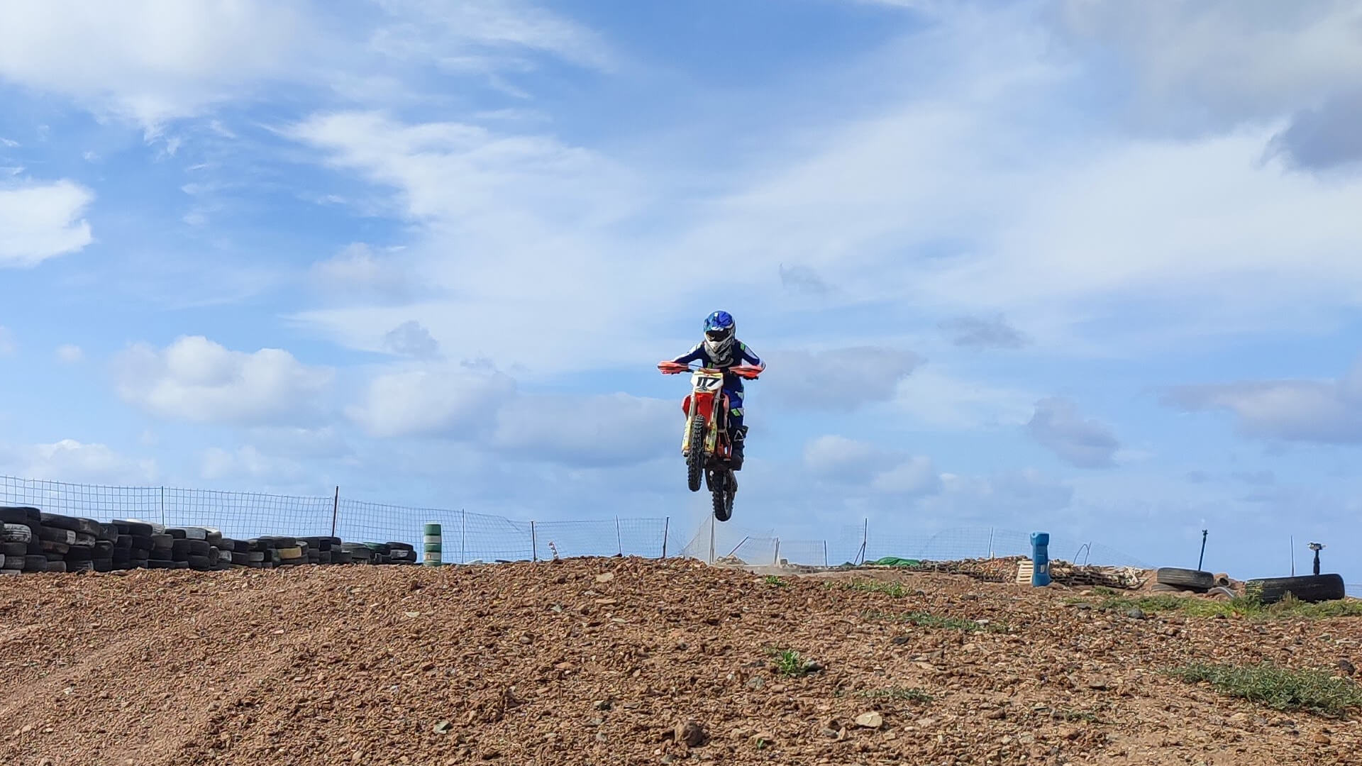 Roque saltando en su moto en pista de tierra