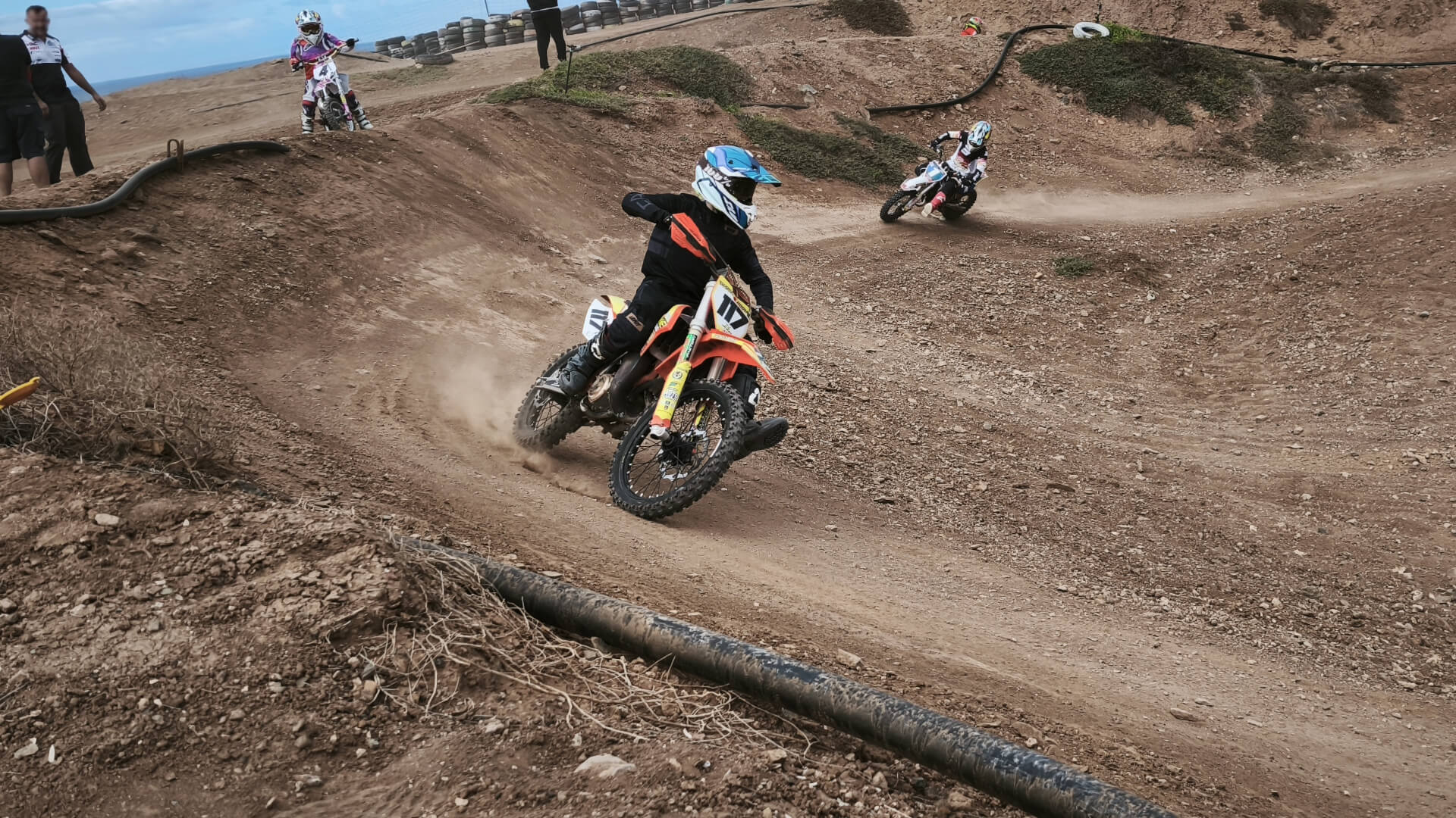 Roque saltando en su moto en pista de tierra