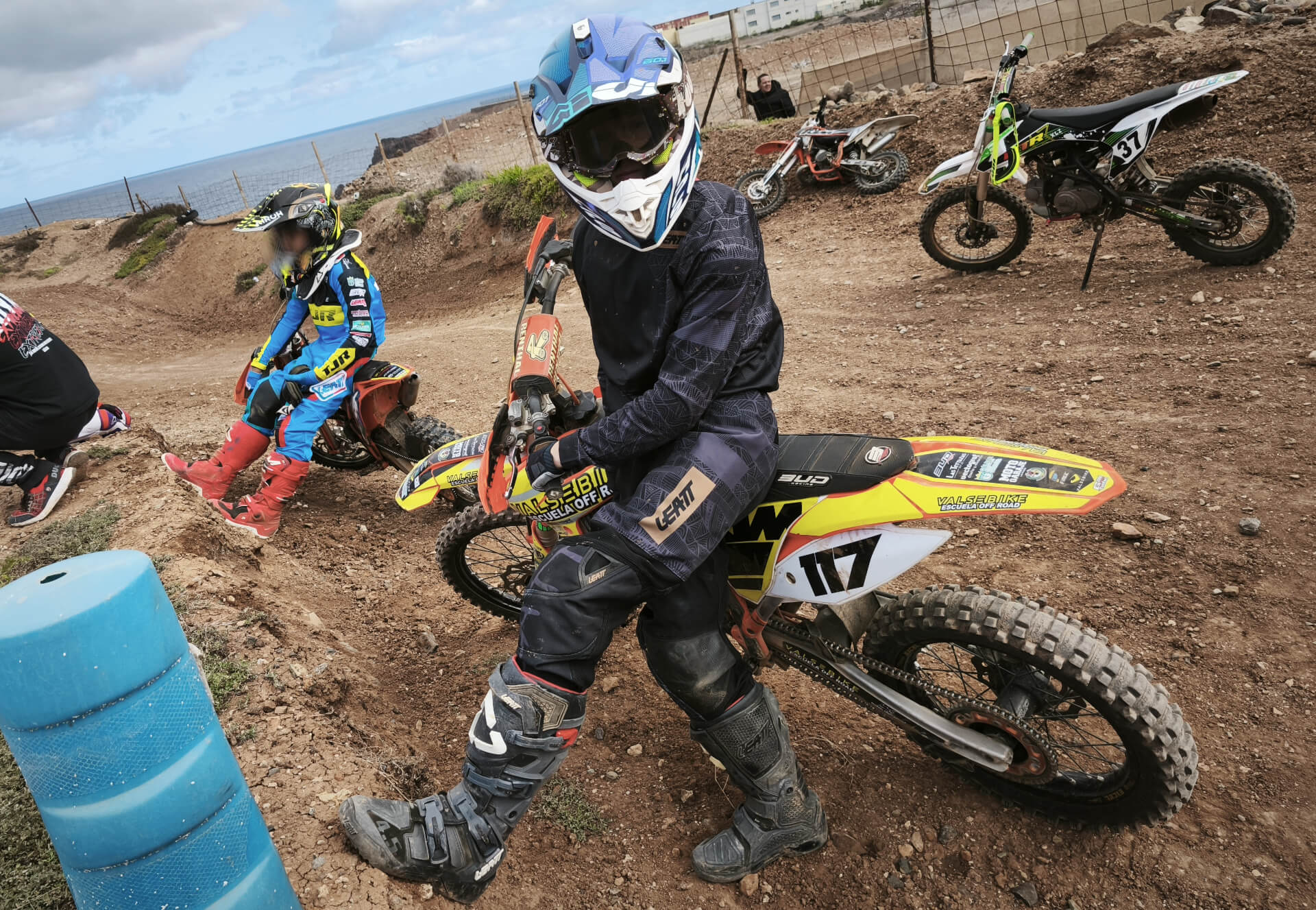 Roque saltando en su moto en pista de tierra